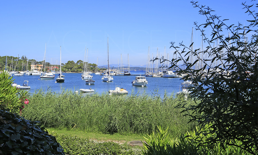 Waterfront apartment in Porquerolles - THIS APARTMENT HAS BEEN SOLD BY AGENCE DU REGARD -