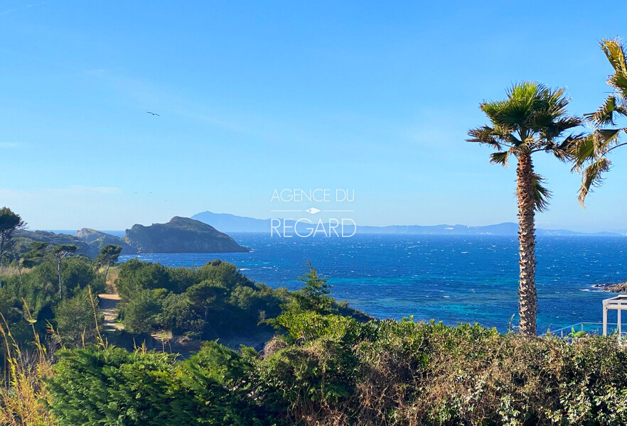 Sea view property in Giens , just 2 mns walk from the sea... THIS PROPERTY HAS BEEN SOLD BY AGENCE DU REGARD