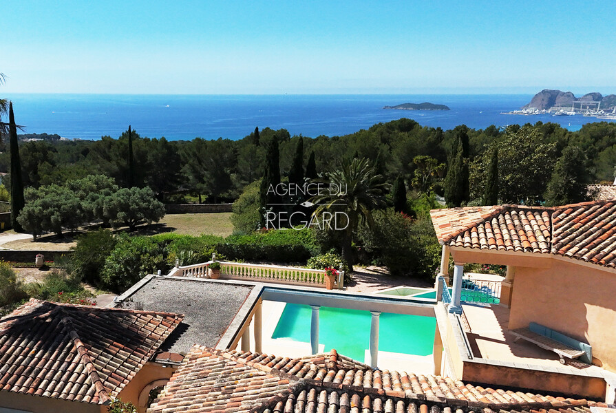 Property with sea view in Ceyreste