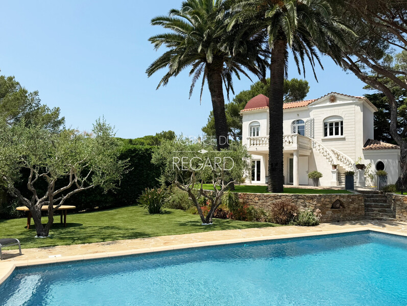 Property with sea view in Giens , just 2 minutes by walk from the beach...
