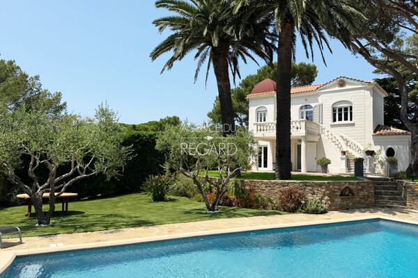 Property with sea view in Giens, just 2 minutes by walk from the beach...