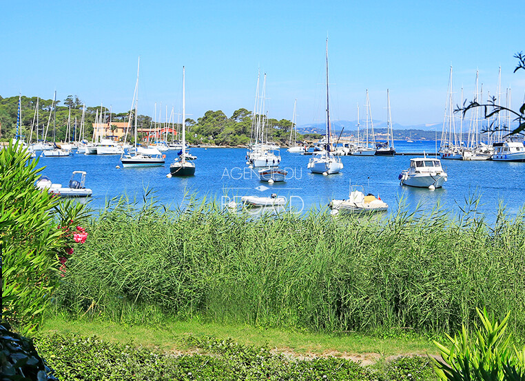 In Porquerolles, feet in the water...