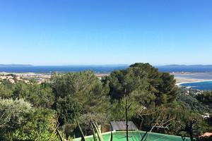 Villa with sea view in Hyres