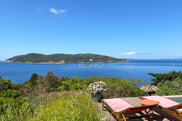 Villa with sea view in Levant island